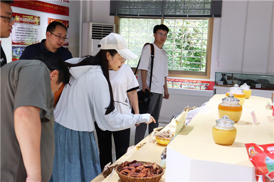 南陽市西峽縣五里橋鎮土槽村：昔日“吐槽村”成為“網紅”打卡地_fororder_採訪團成員被村裏的特産所吸引 攝影 王小軍.JPG