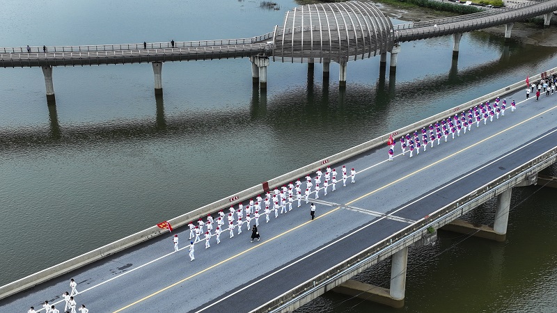 【原創】南陽市西峽縣：全民健身綻放活力_fororder_參賽人員走過鸛河彩虹橋 攝影 靳義學