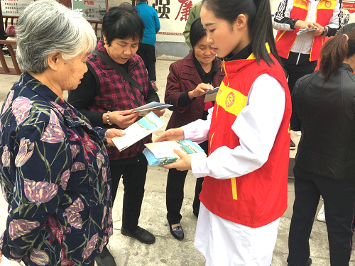 【河南供稿】漯河醫學高等專科學校：文明城市創建在行動 黨員志願服務樹新風