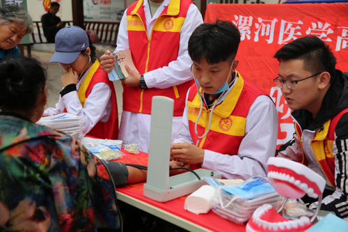 【河南供稿】漯河醫學高等專科學校：文明城市創建在行動 黨員志願服務樹新風