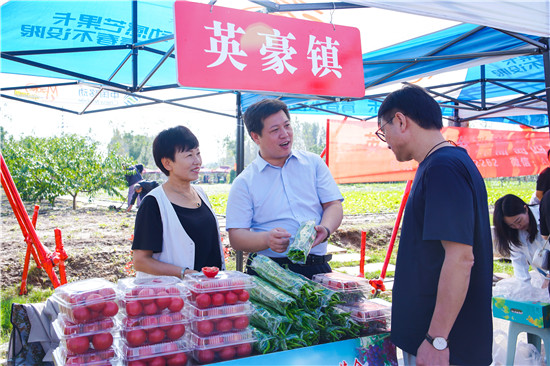 “慶豐收 促和美”2023年中國農民豐收節三門峽主會場活動開幕_fororder_“土特産”展銷會現場氣氛熱烈 攝影 王保龍