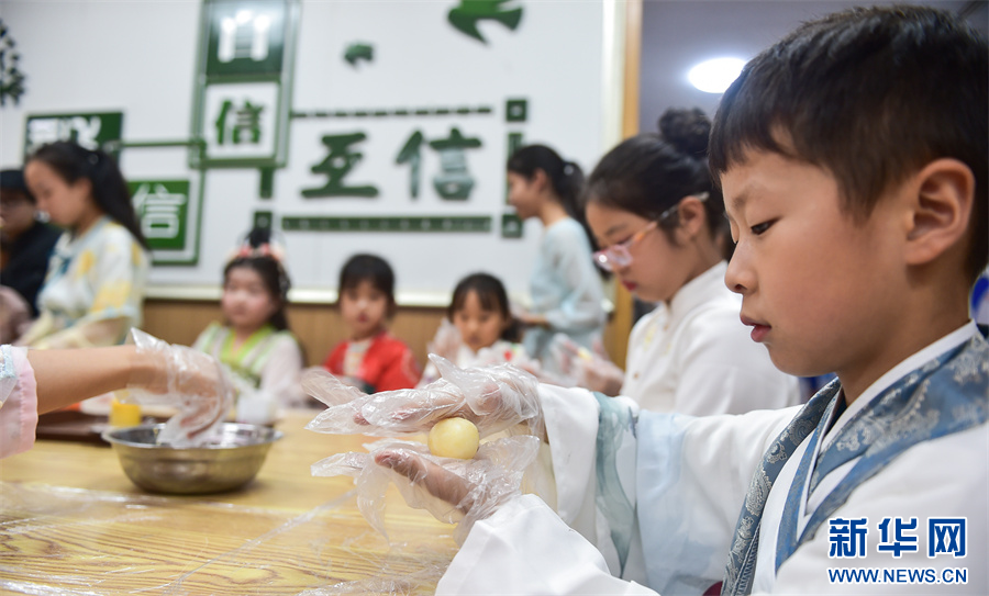 河南洛陽：學做月餅迎中秋