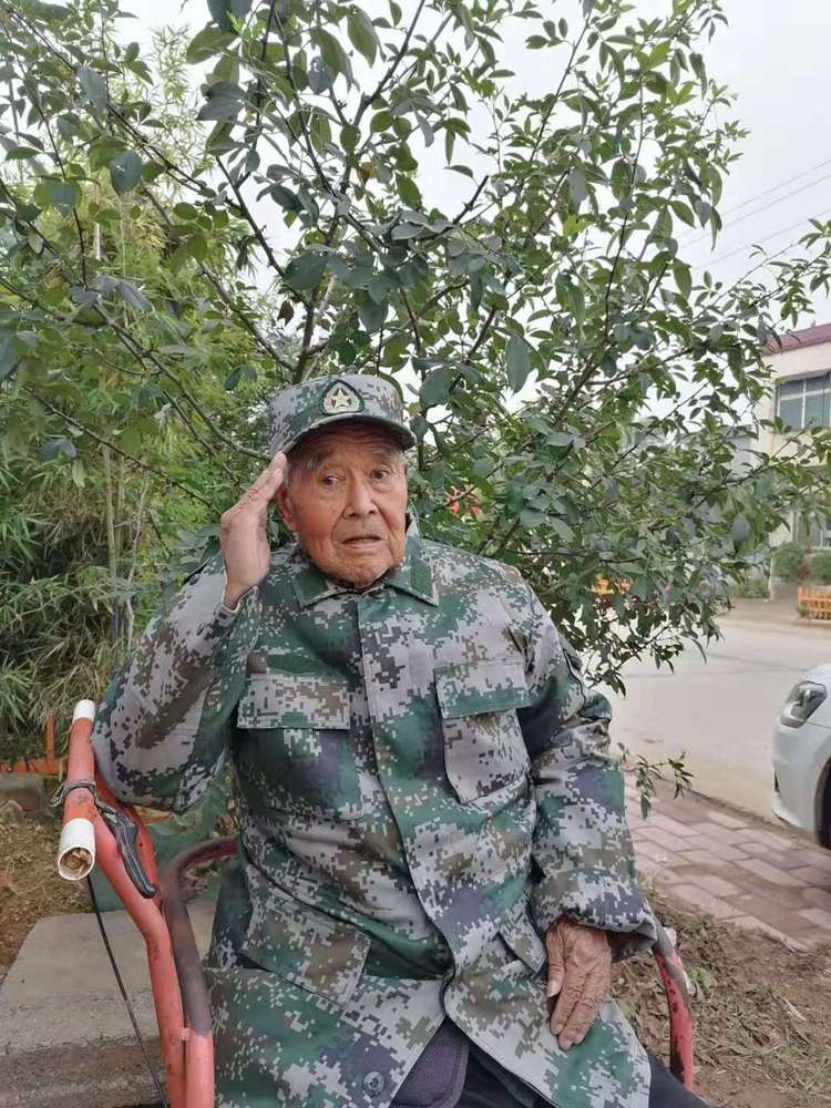 【專題-滾動】郟縣93歲退伍老兵的軍裝夢終於圓了