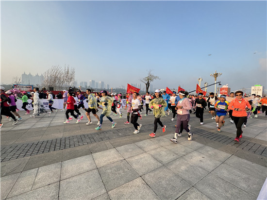 2023三門峽天鵝女子馬拉松暨三門峽黃河馬拉松圓滿舉行_fororder_參賽選手開跑 攝影 郭佳佳