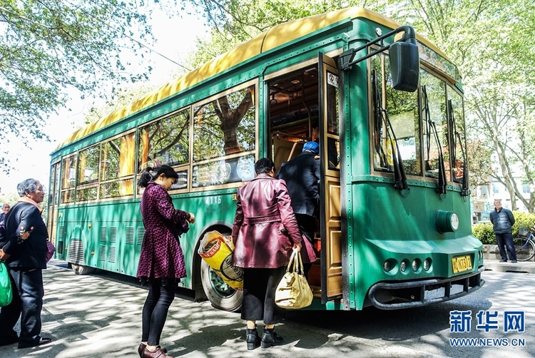 【焦點圖-大圖】洛陽：復古純電動公交車上路試運營