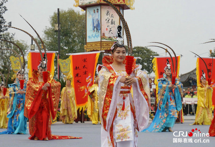 【河南原創】宋都皇城國風大巡遊在開封舉行 特色文藝展演受遊客熱捧