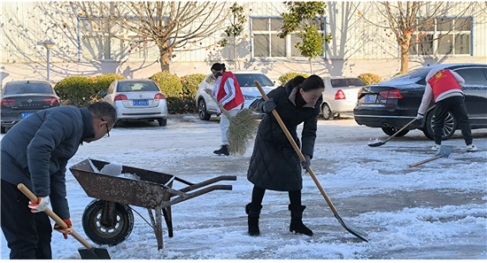 濮陽市臺前縣鳳臺街道開展掃雪鏟冰行動 為群眾清出“暖心路”_fororder_圖片14