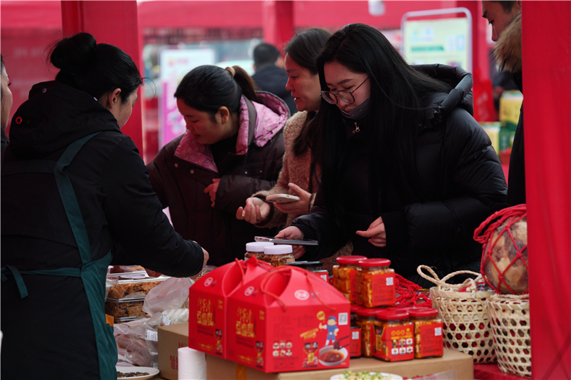 年味進萬家 信陽市羊山新區春節消費火熱_fororder_圖片11