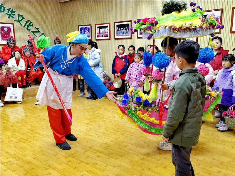 信陽新縣：多彩非遺進校園 文化傳承潤童心_fororder_旱船表演者指導表演技巧（曹青 攝）