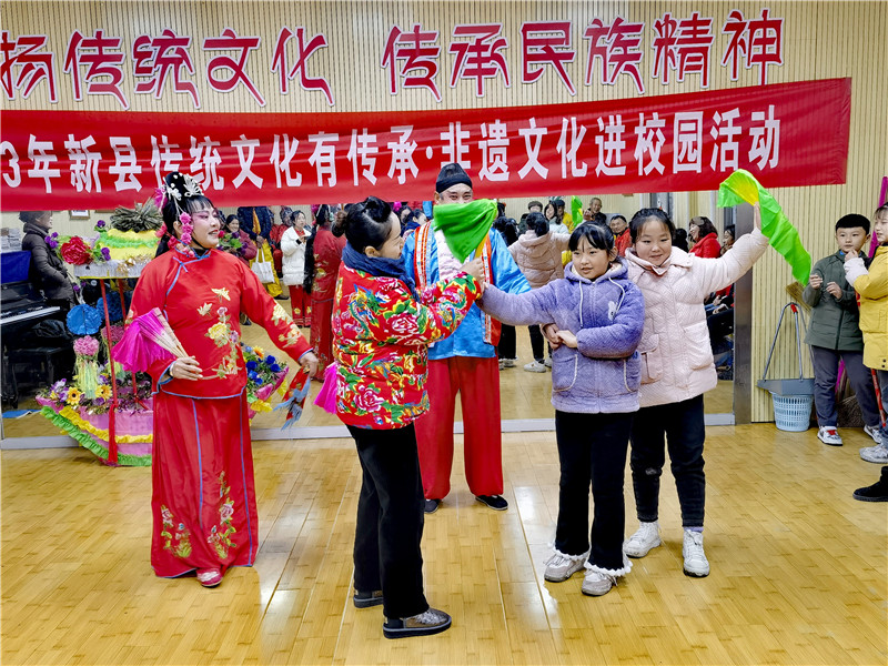 信陽新縣：多彩非遺進校園 文化傳承潤童心_fororder_非遺傳人現場指導（曹青 攝）