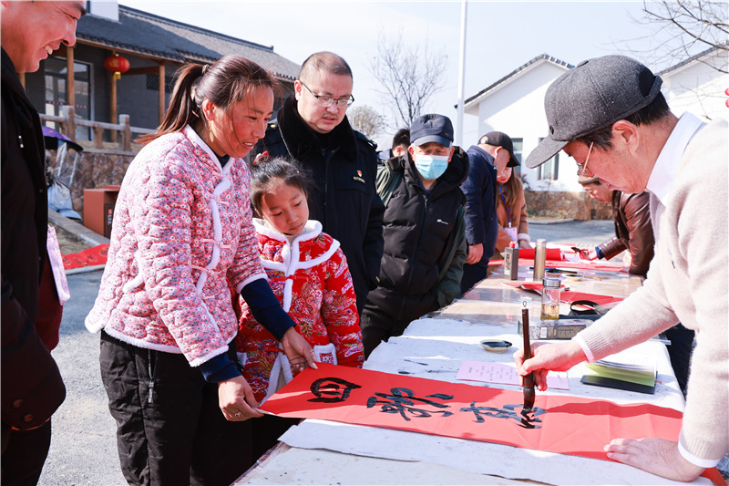 信陽商城：賞民俗 寫春聯 送福氣 歡歡喜喜迎新春_fororder_遊人前來領春聯.JPG