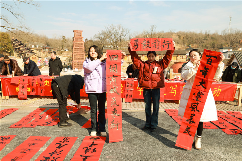 信陽商城：賞民俗 寫春聯 送福氣 歡歡喜喜迎新春_fororder_桃符展現新氣象.JPG