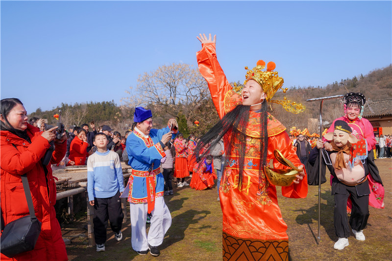 信陽新縣：歡天喜地鬧新春_fororder_接財咯（韓家東 攝）