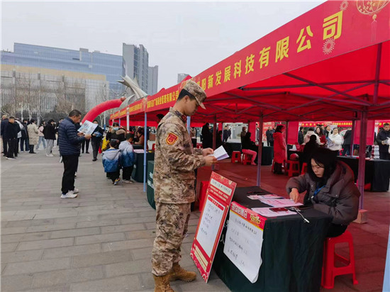 信陽市平橋區退役軍人事務局： “春風行動”搭建就業推薦服務平臺_fororder_招聘會現場1