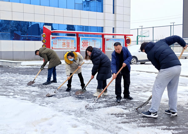 【原創】三門峽示範區陽店鎮：以雪為令保暢通 浴“雪”奮戰惠民生_fororder_陽店鎮機關幹部積極除積雪保安全 攝影 彭紅勇