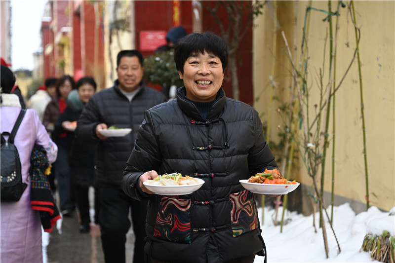 三門峽義馬市：飄香長桌宴 濃濃鄰裡情_fororder_拿手的飯菜端出來 攝影 張春光