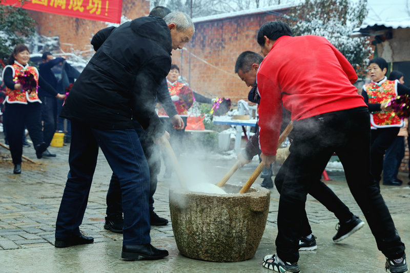 【原創】信陽市新縣：糍粑香 年味濃_fororder_在載歌載舞中打糍粑（闞敦傳 攝）