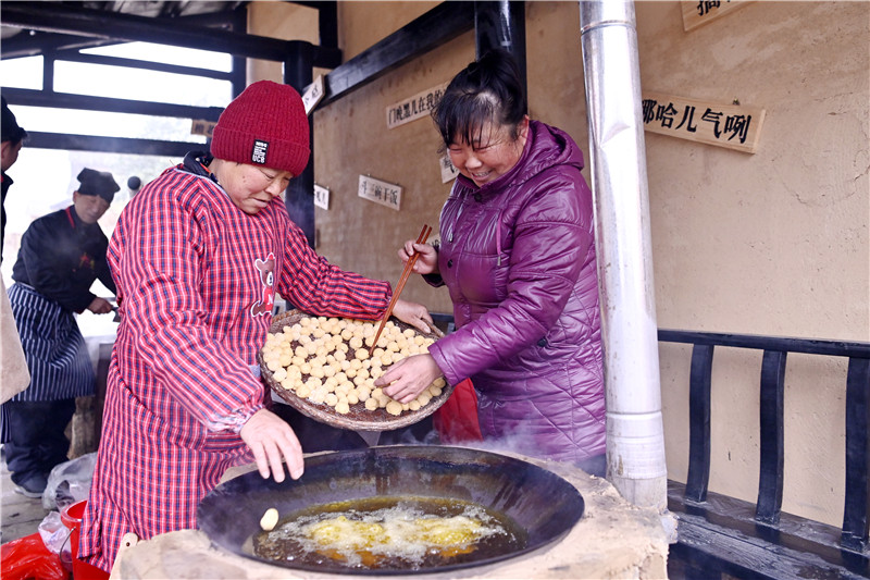 信陽新縣：古韻韓山鬧新春_fororder_炸丸子（焦漢平 攝）