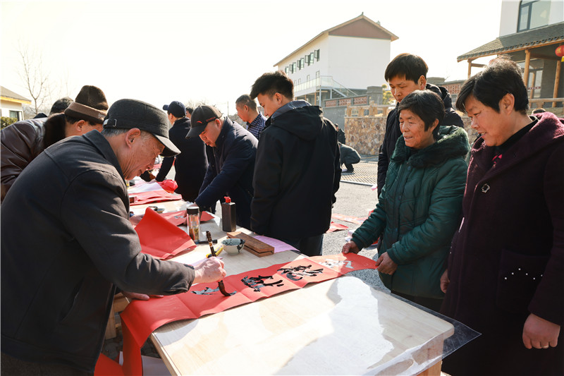 信陽商城：賞民俗 寫春聯 送福氣 歡歡喜喜迎新春_fororder_圍觀群眾當幫手.JPG