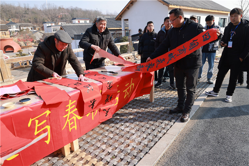 信陽商城：賞民俗 寫春聯 送福氣 歡歡喜喜迎新春_fororder_寫春聯送福氣.JPG