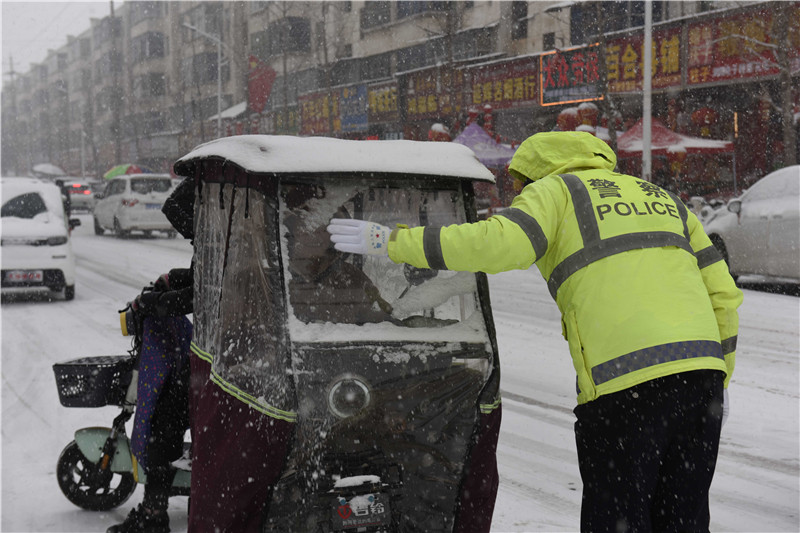 平頂山汝州：以“雪”為令 雪中有“警”_fororder_微信圖片_202402031110075