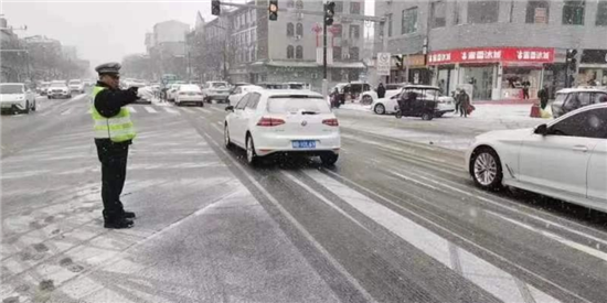 開封市杞縣交警大隊：頂風冒雪鬥嚴寒 全力以赴保暢通_fororder_圖片3