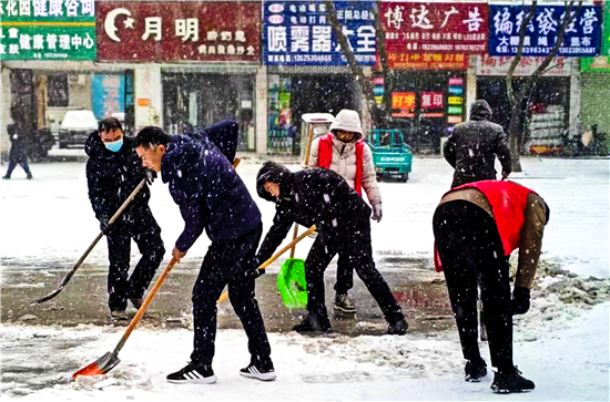 駐馬店正陽：冰雪路段飄起“志願紅”_fororder_圖片6