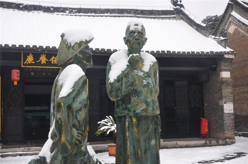 南陽內鄉：雪落古衙宜觀景_fororder_“師爺”和“衙役”們靜靜佇立在雪中 攝影 劉會