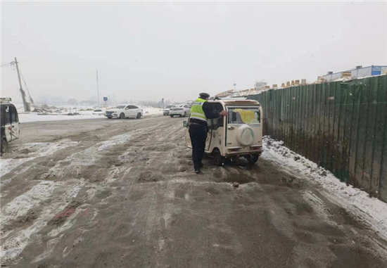 開封市杞縣交警大隊：頂風冒雪鬥嚴寒 全力以赴保暢通_fororder_圖片2