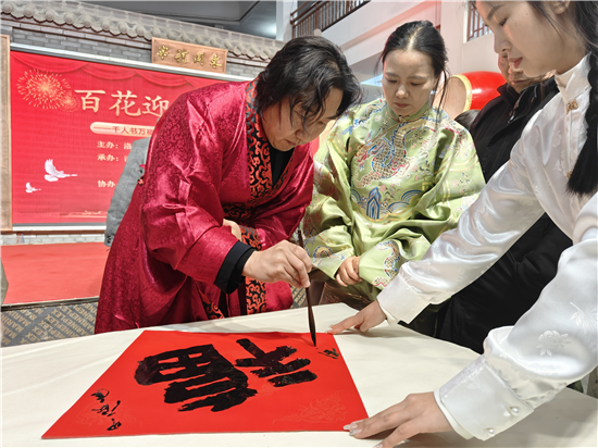 洛陽市伊川縣舉辦“百花迎新樂中原”——千人書萬福進萬家活動_fororder_圖片4