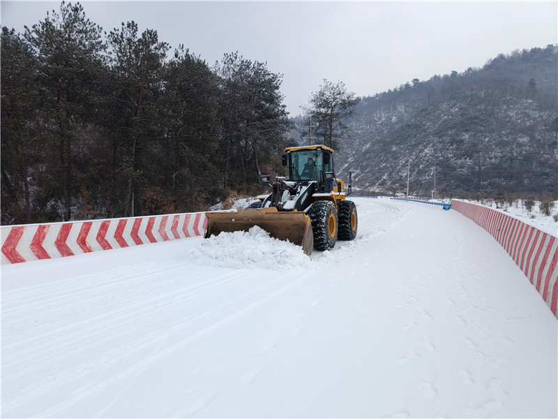 信陽新縣：眾志成城戰風雪 全力以赴保平安_fororder_鄉鎮主路積雪清理