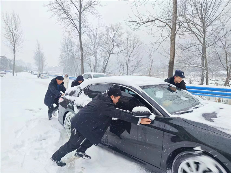 信陽新縣：眾志成城戰風雪 全力以赴保平安_fororder_幫助過境旅客前行