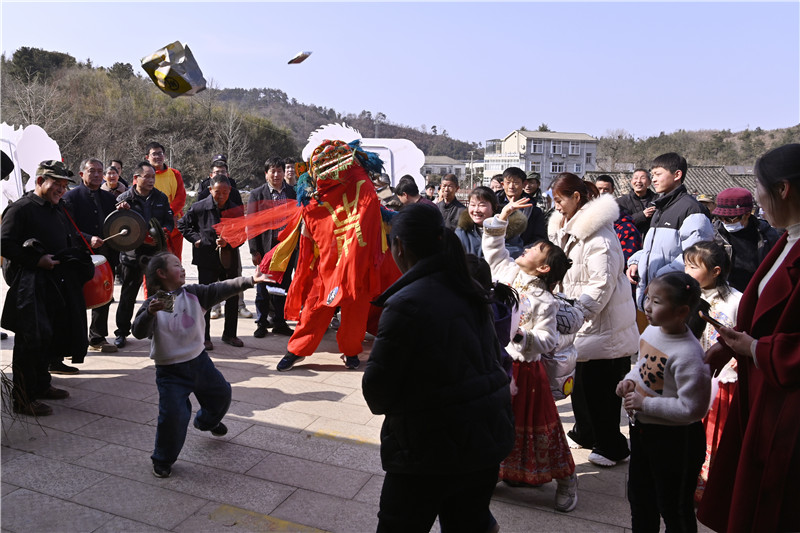 信陽新縣：歡天喜地鬧新春_fororder_小朋友與舞獅表演互動（焦漢平 攝）