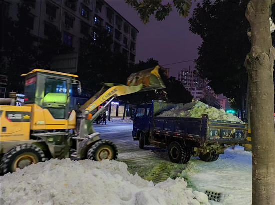 信陽市浉河區老城街道：以雪為令齊上陣 破冰除雪保暢通_fororder_圖片1