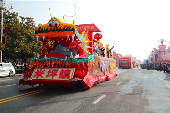 南陽西峽：元宵活動“熱辣滾燙”_fororder_花車巡遊 攝影 劉劍飛