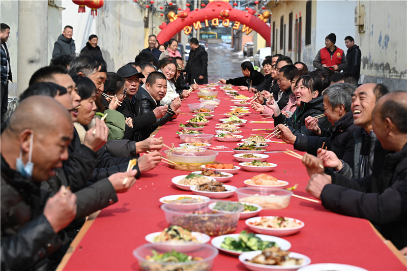 三門峽義馬市：飄香長桌宴 濃濃鄰裡情_fororder_豐盛的鄰裡宴 攝影 張春光