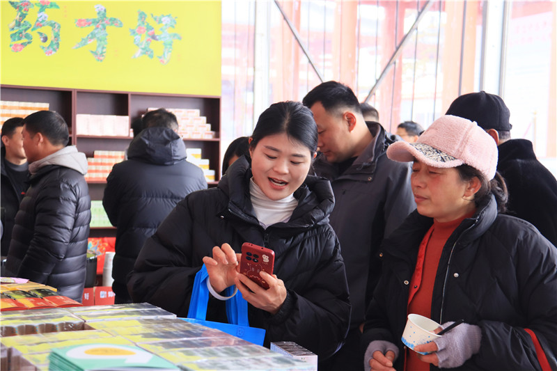 南陽市啟動2024年“仲景文化宣傳月”活動_fororder_市民在仲景大健康産業博覽會了解中醫藥産品 攝影 王小軍.JPG