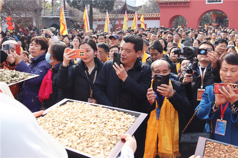 慶祝張仲景誕辰日 南陽舉行醫聖拜謁大典_fororder_市民爭相拍照“八大宛藥” 攝影 王小軍.JPG