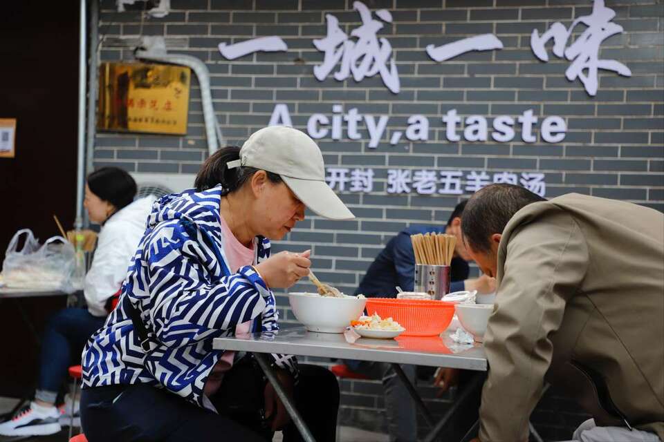 河南開封鼓樓區：夜市繁華與早餐文化交相輝映