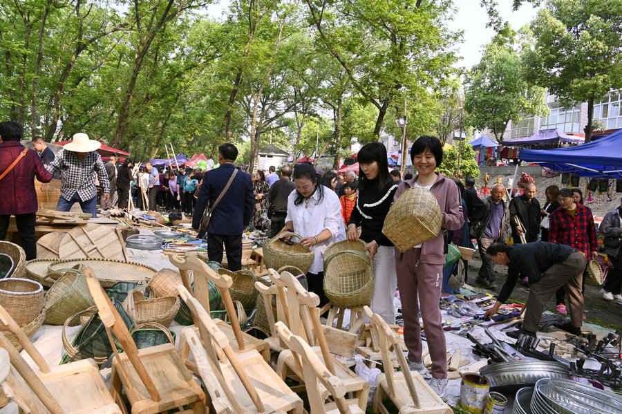 信陽新縣：“非遺大市集”火熱開市_fororder_遊客正在挑選竹籃（焦漢平 攝）