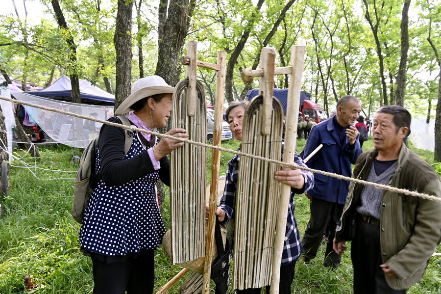 信陽新縣：“非遺大市集”火熱開市_fororder_遊客正在挑選農具（焦漢平 攝）