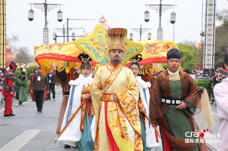 【春日裏的河南】開封：千名演員、萬名觀眾共“繪”春日巡遊“畫卷”_fororder_“皇帝”巡遊.JPG