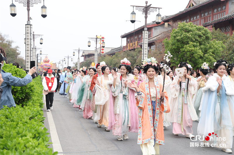 【春日裏的河南】開封：千名演員、萬名觀眾共“繪”春日巡遊“畫卷”_fororder_巡遊隊伍與觀眾互動.JPG