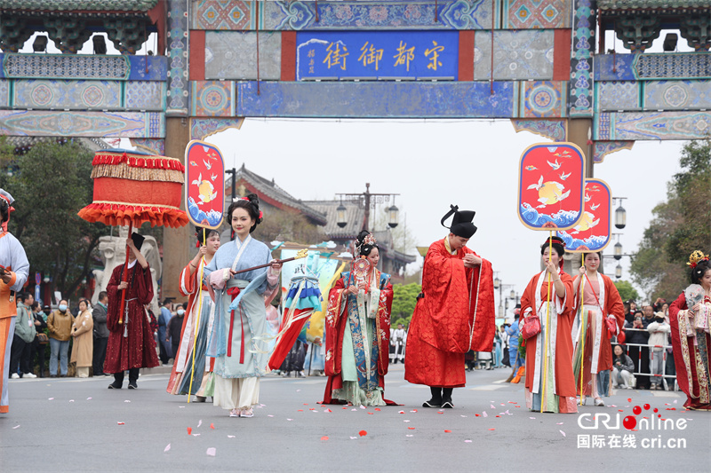 【春日裏的河南】開封：千名演員、萬名觀眾共“繪”春日巡遊“畫卷”_fororder_宋式婚禮展演.JPG