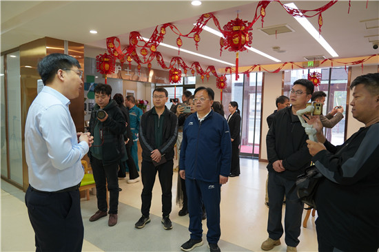 三門峽義馬市舉辦“網絡達人看義馬”活動_fororder_網絡達人在韆鞦路街道綜合養老服務中心采風 攝影 楚可欣