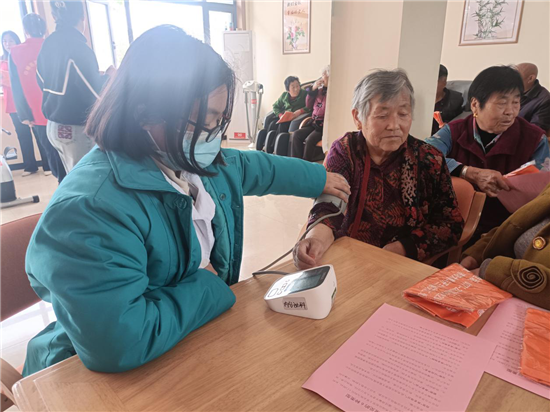 開封市蘭考縣婦聯到蘭陽街道城春社區開展老年人關愛服務活動_fororder_圖片7