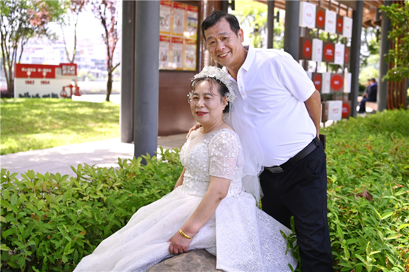 定格最美愛情 信陽新縣為16對中老年夫妻 拍攝結婚紀念照_fororder_幸福瞬間（焦漢平 攝） - 復件(1)