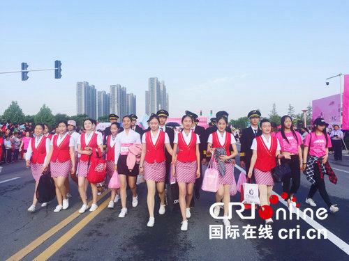 [河南原創]鄭州國際女子馬拉松賽顯“國際范” 高顏值跑團“粉”刷朋友圈