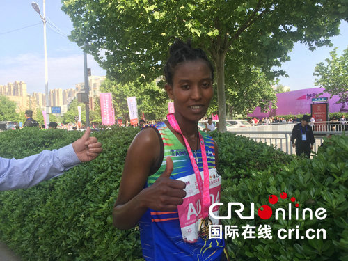 [河南原創]鄭州國際女子馬拉松賽顯“國際范” 高顏值跑團“粉”刷朋友圈