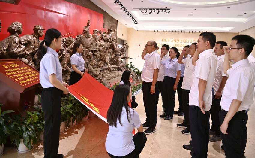 信陽市新縣：傳承紅色基因 賡續紅色血脈_fororder_鄂豫皖蘇區首府革命博物館主展館內，黨員幹部重溫入黨誓詞